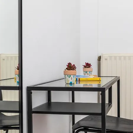 Manouk's - Two Bedroom Apartament