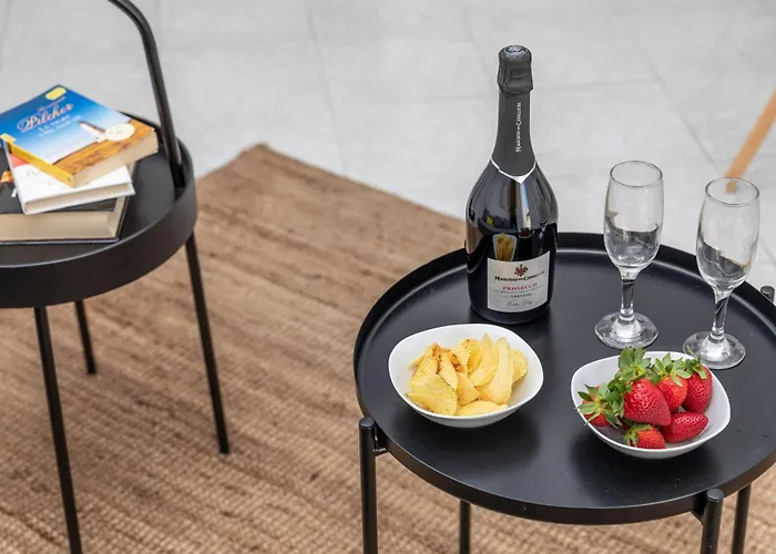 Manouk's - Two Bedroom Apartament